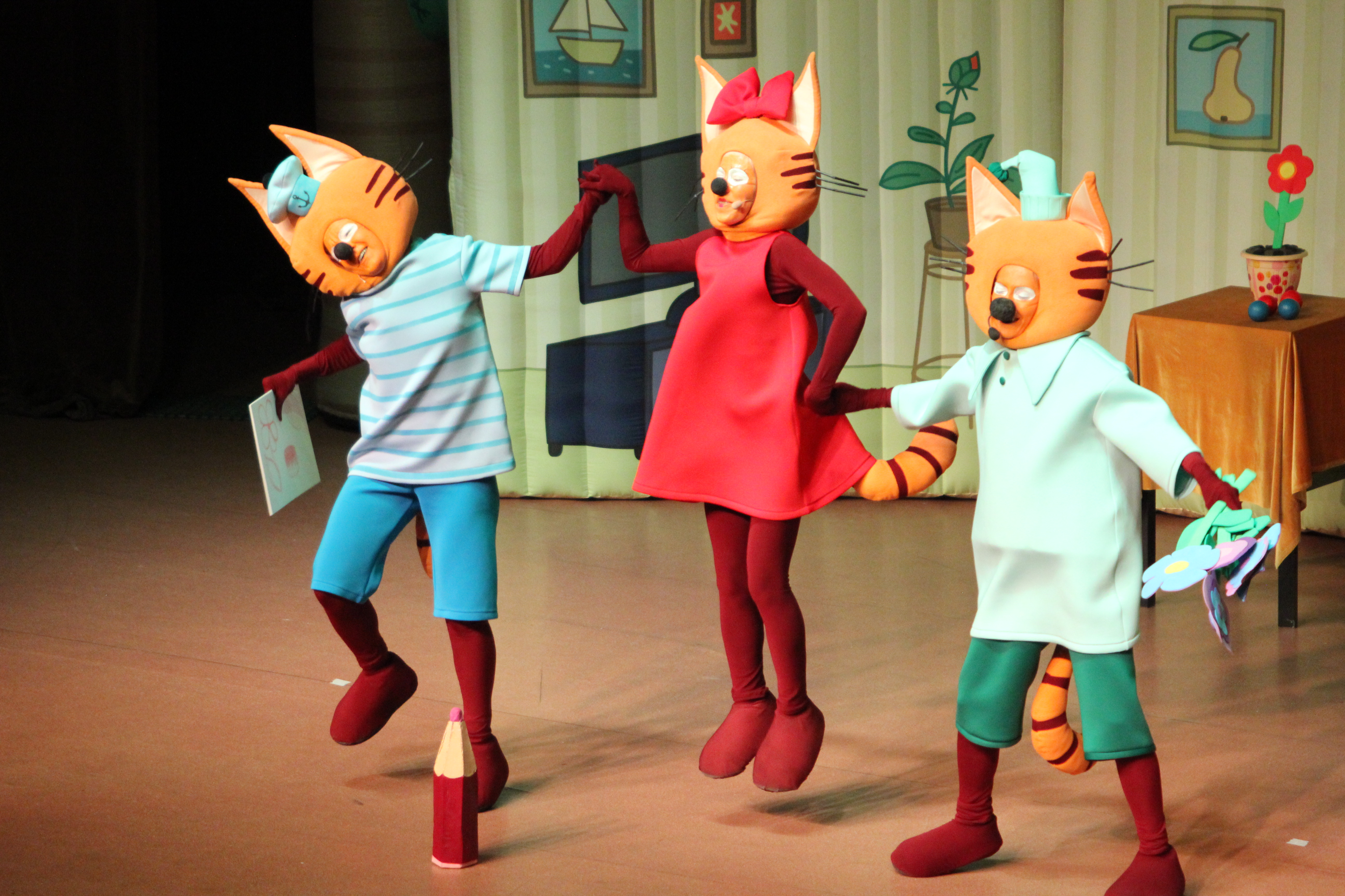 Четыре котенка. Три кошечки. С папой на машине три кота. Коржик карамелька и компот 3 кота. 3 кота живых.